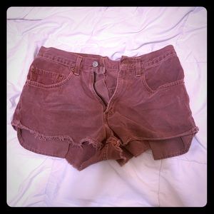 Dark pink Levi’s short shorts.